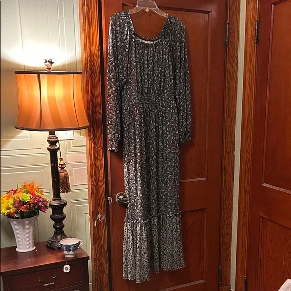 Knox Rose Black and White Floral Long Sleeve Maxi Dress - Picture 1 of 9